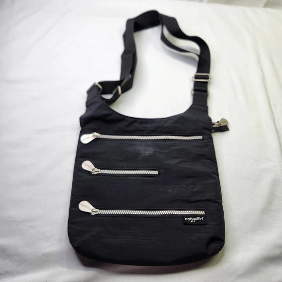 Baggallini Handbags - Baggallini Zipper Pocket Crossbody Black Adjustable Strap Lightweight Hobo Bag